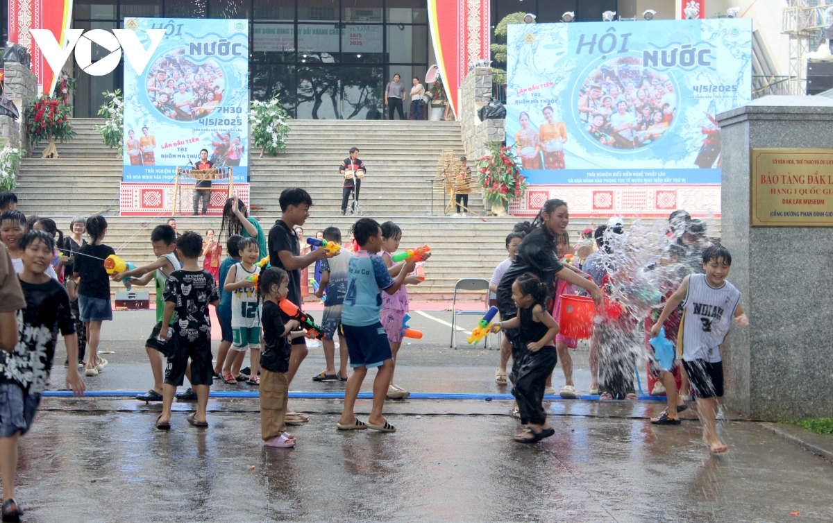 Trải nghiệm văn hóa Lào và hội té nước giữa lòng thành phố cà phê